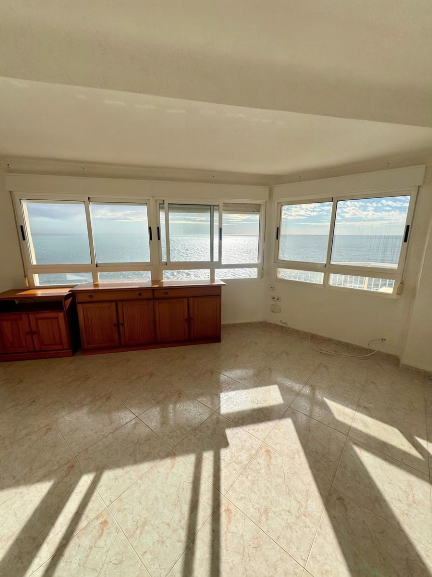 Appartement en première ligne de plage à Torrevieja — Séjour