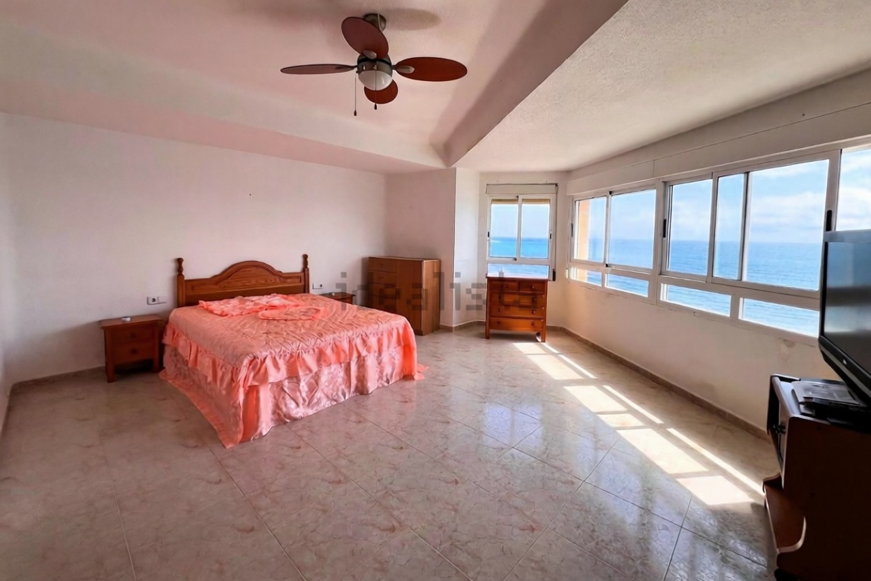 Appartement en première ligne de plage à Torrevieja — Chambre