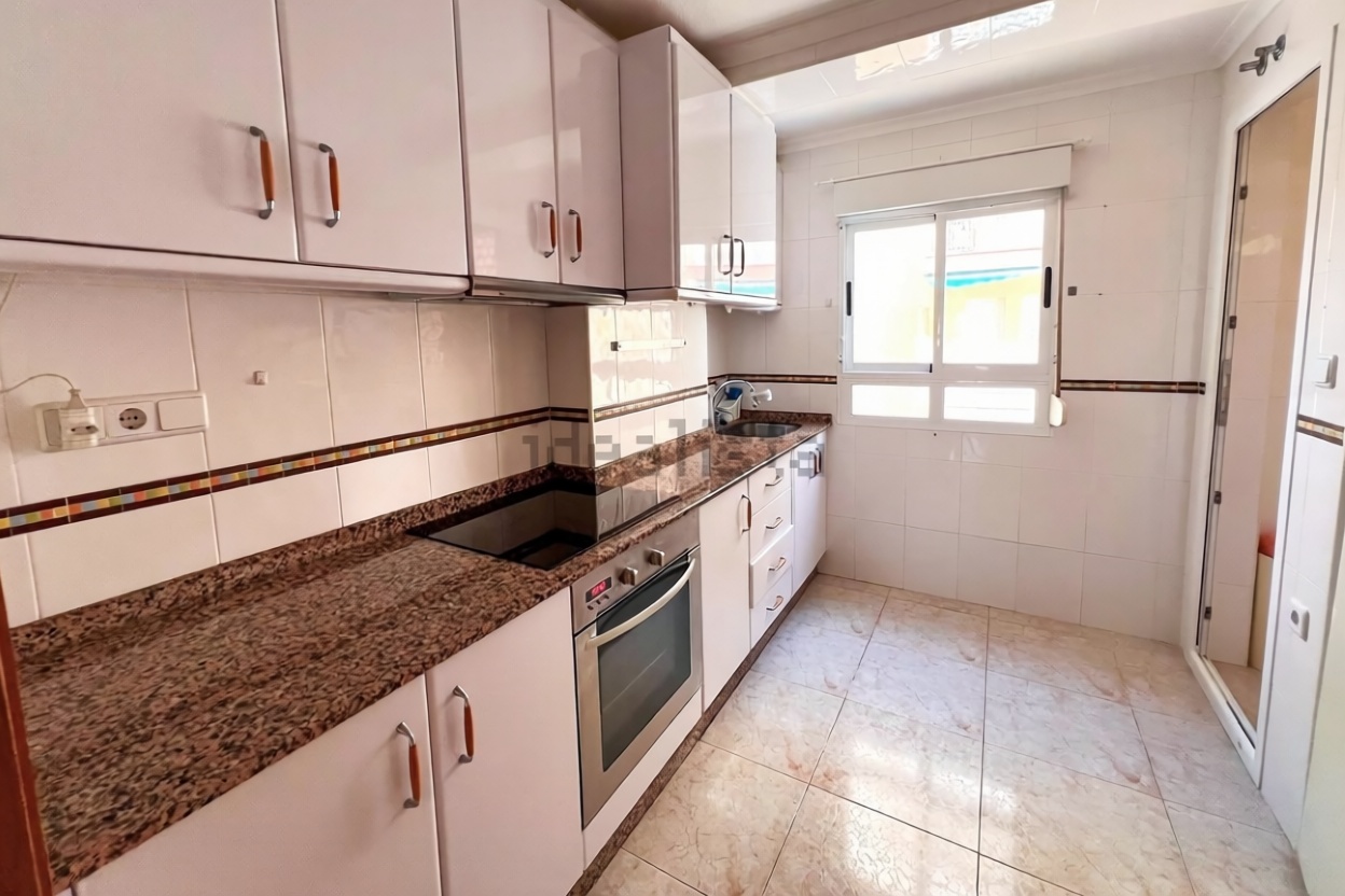 Appartement en première ligne de plage à Torrevieja — Cuisine