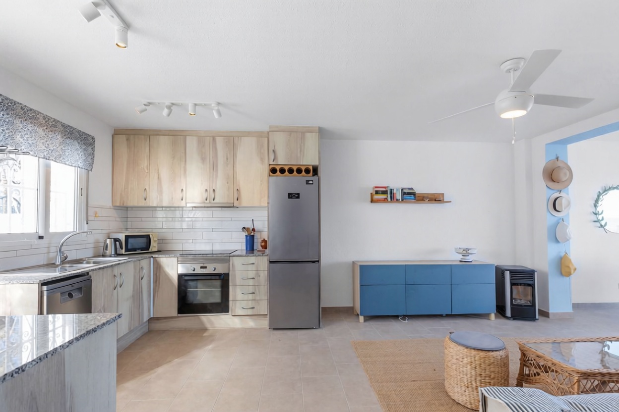 Chalet with direct beach access in Torrevieja — Kitchen