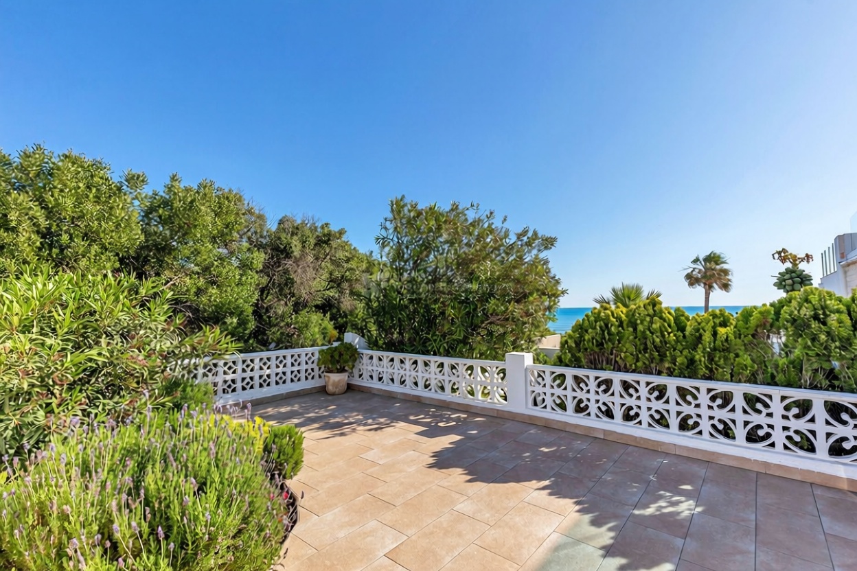 Chalet with direct beach access in Torrevieja — Bathroom