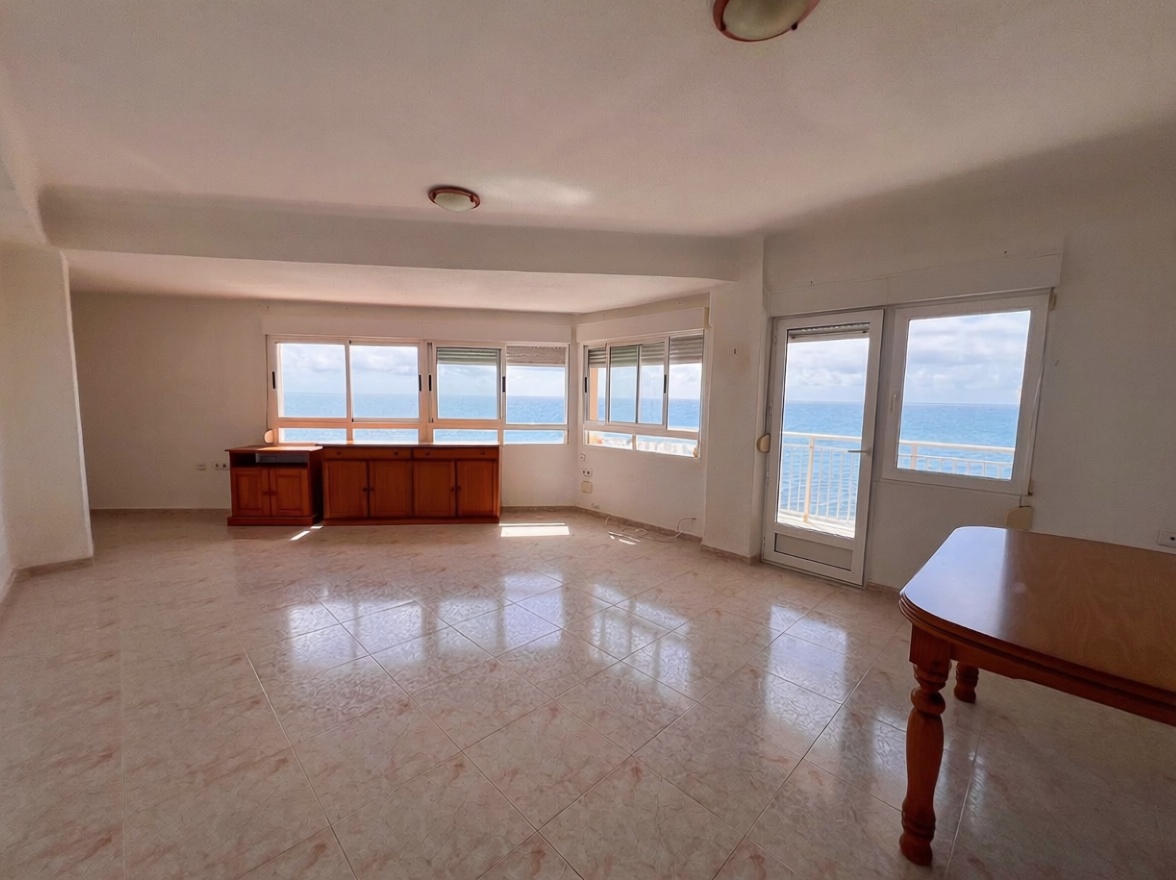 Appartement en première ligne de plage à Torrevieja — Séjour