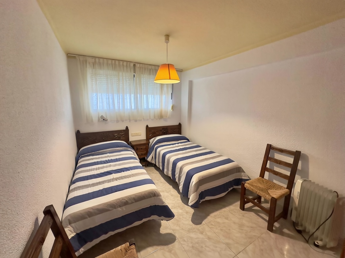 Piso en primera línea de playa en Benidorm — Dormitorio