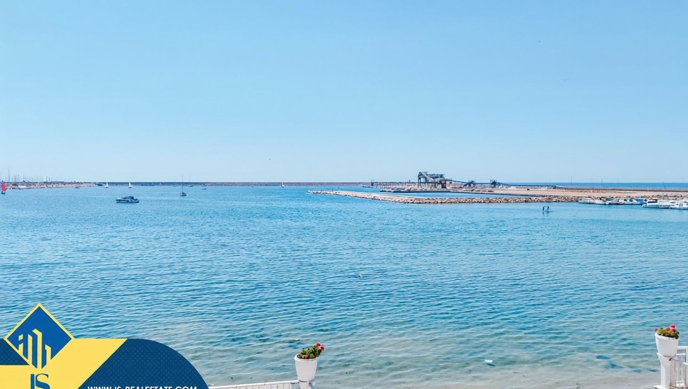 Piso en primera línea de playa en Torrevieja — Vista mar