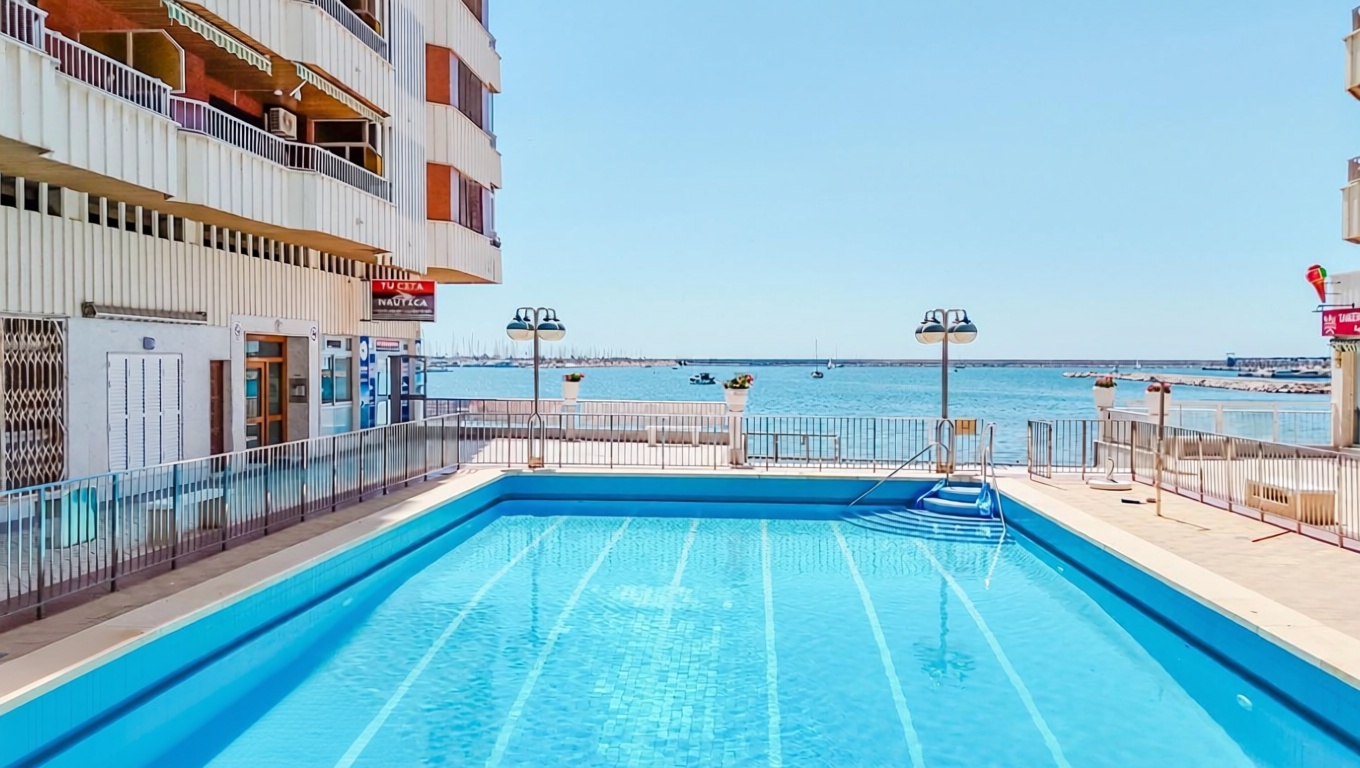 Piso en primera línea de playa en Torrevieja — Piscina