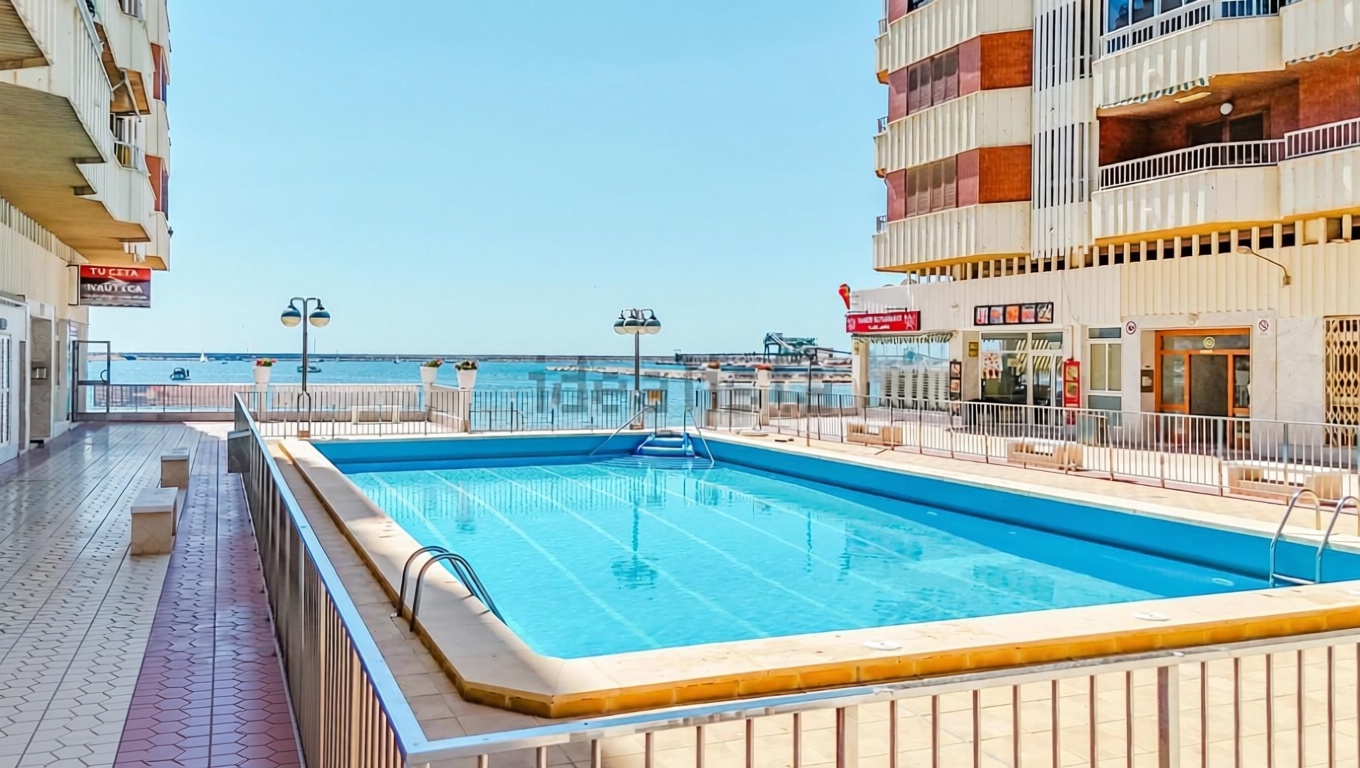 Piso en primera línea de playa en Torrevieja — Piscina