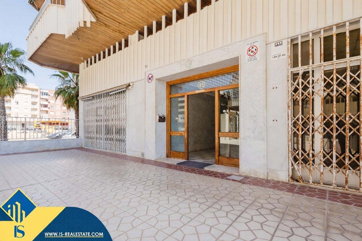 Piso en primera línea de playa en Torrevieja — Fachada