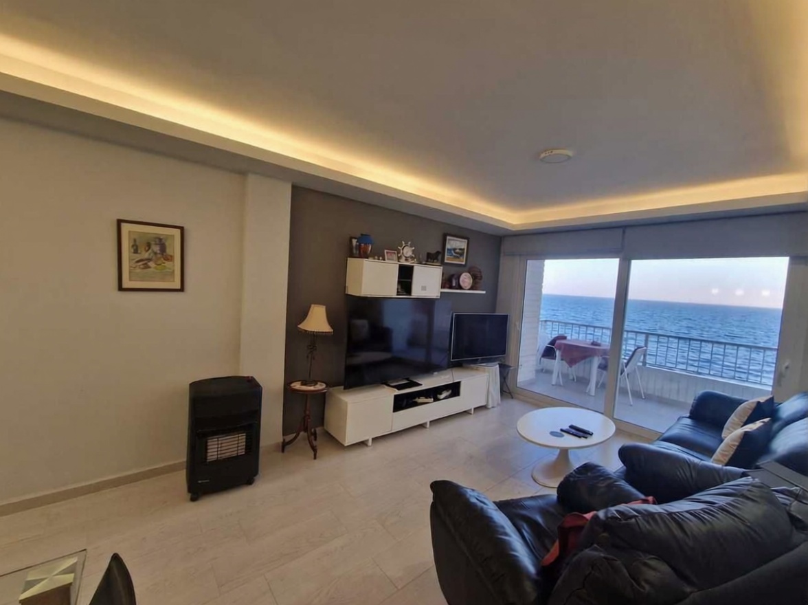Appartement en première ligne de plage à Torrevieja — Séjour