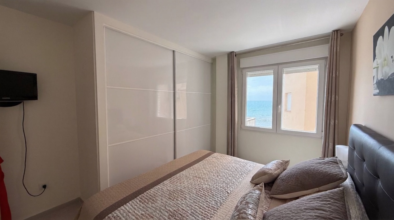 Apartamento em primeira linha de praia em Torrevieja — Quarto