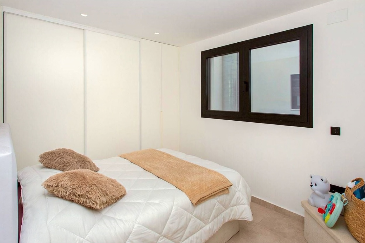 Apartamento em primeira linha de praia em Torrevieja — Quarto