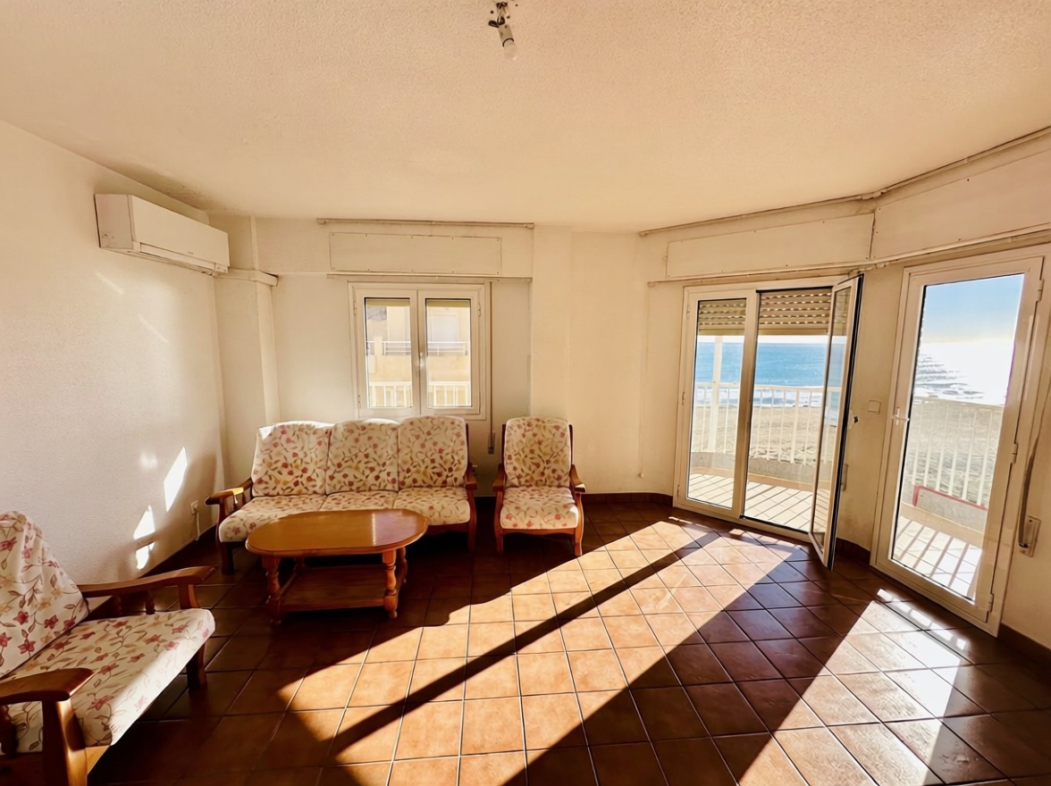 Appartement en première ligne de plage à Torrevieja — Séjour
