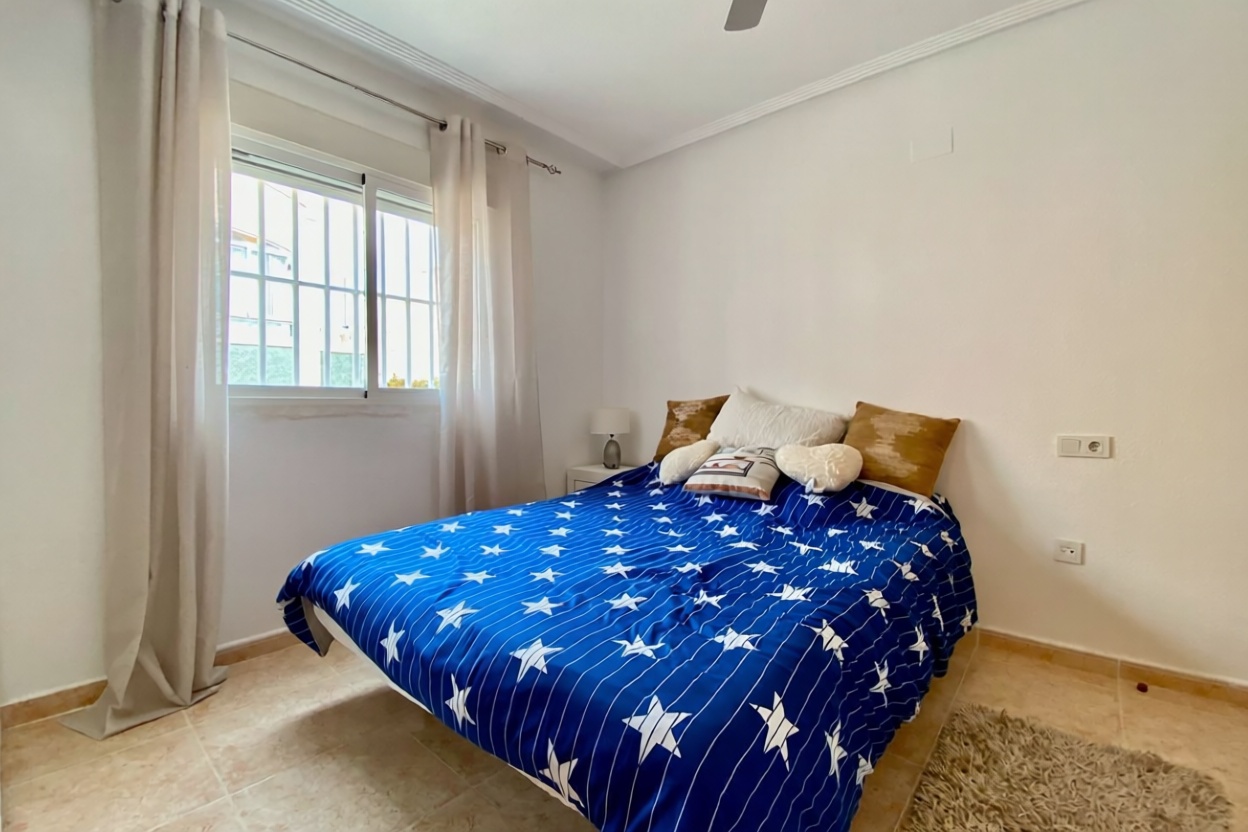 Chalet avec accès direct à la plage à Torrevieja — Chambre