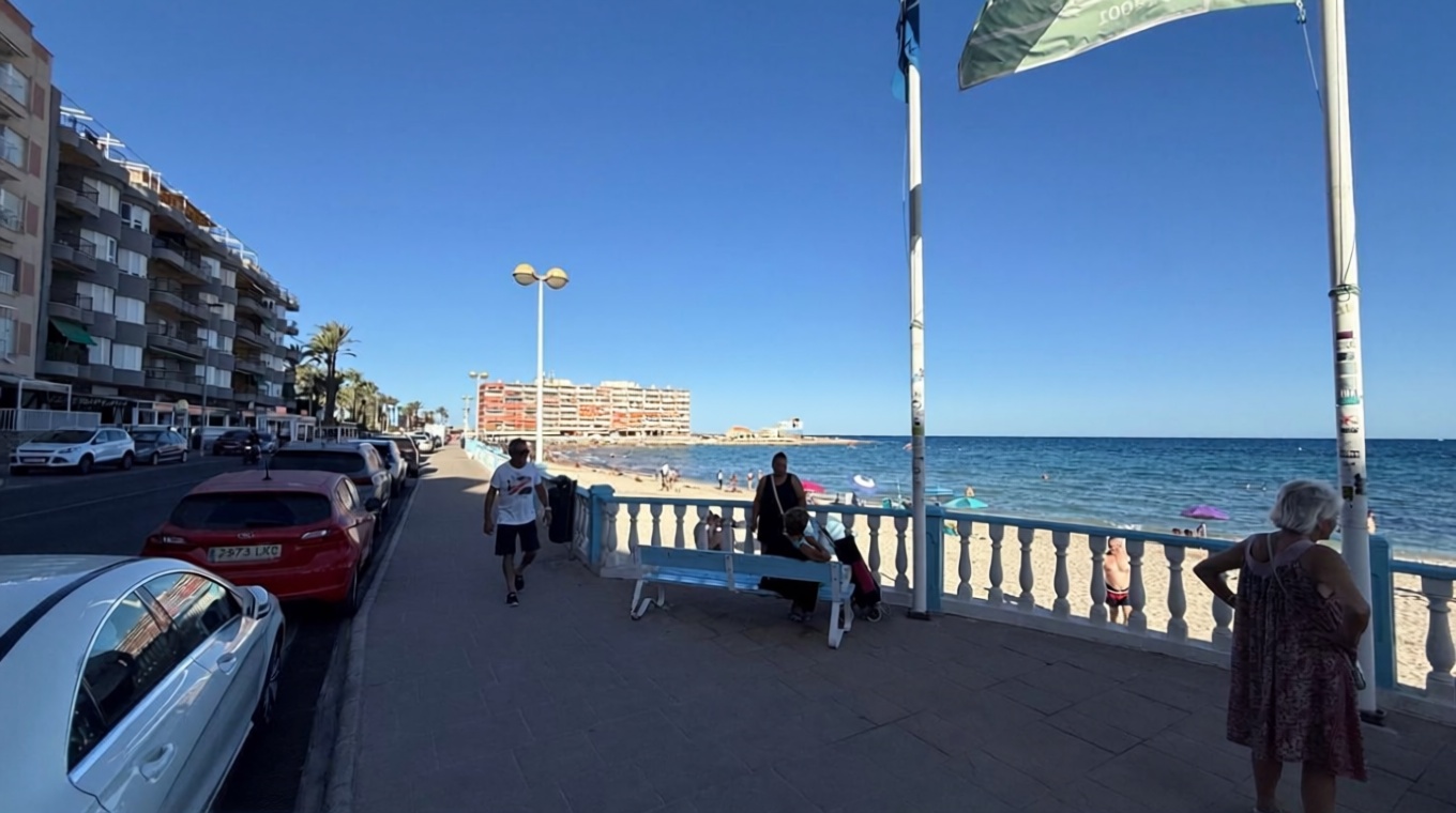 Beachfront flat in Torrevieja — Sea view
