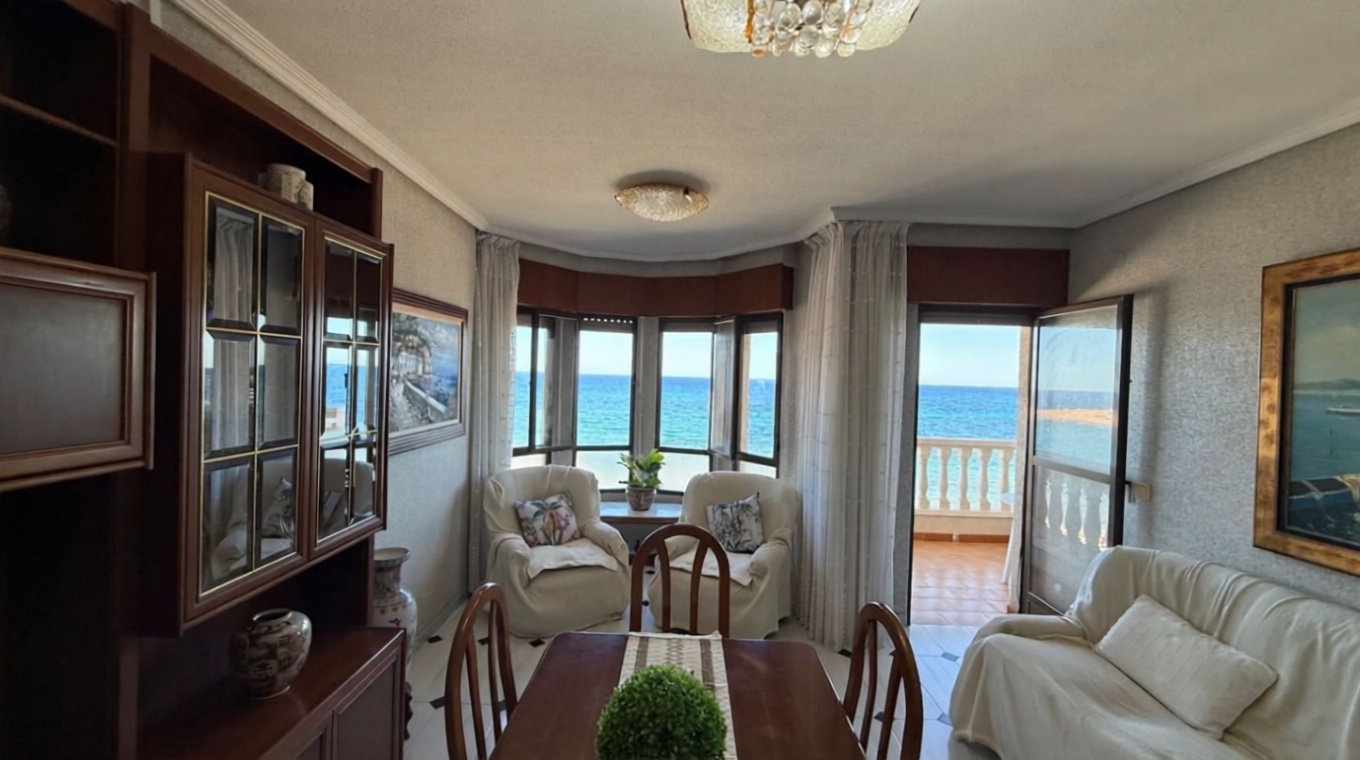 Beachfront flat in Torrevieja — Living room