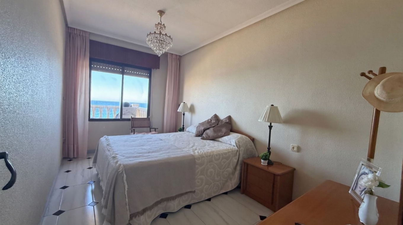 Beachfront flat in Torrevieja — Bedroom