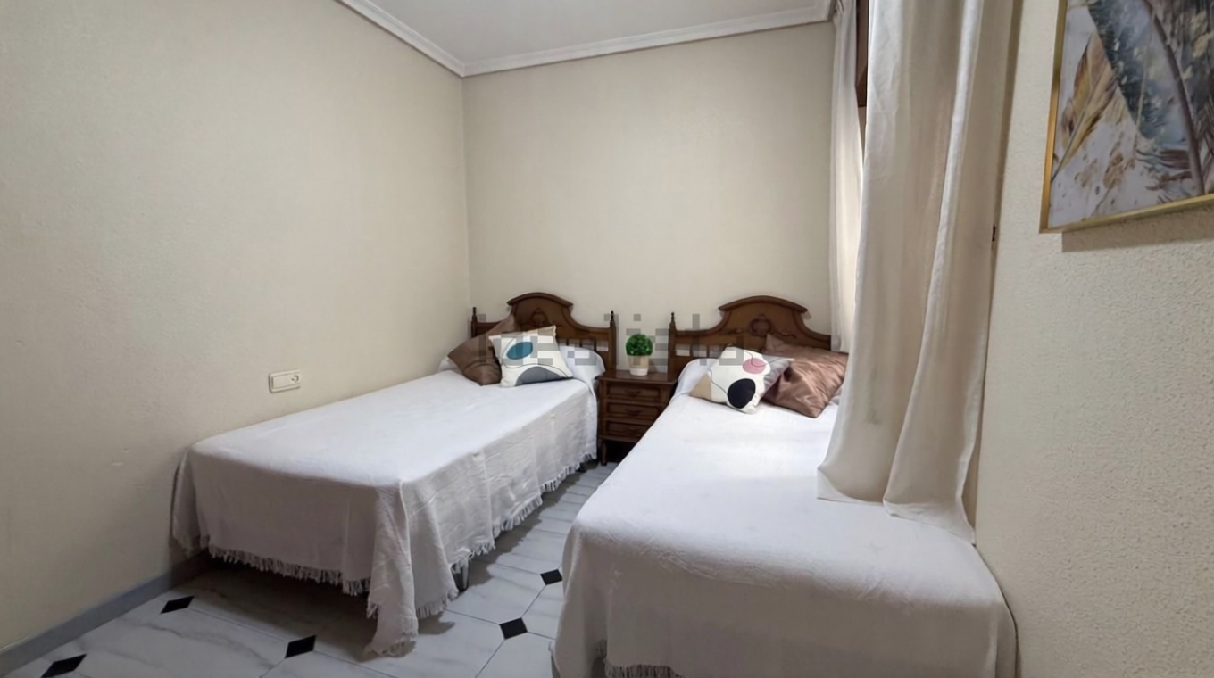 Beachfront flat in Torrevieja — Bedroom