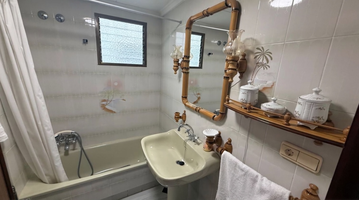 Beachfront flat in Torrevieja — Bathroom