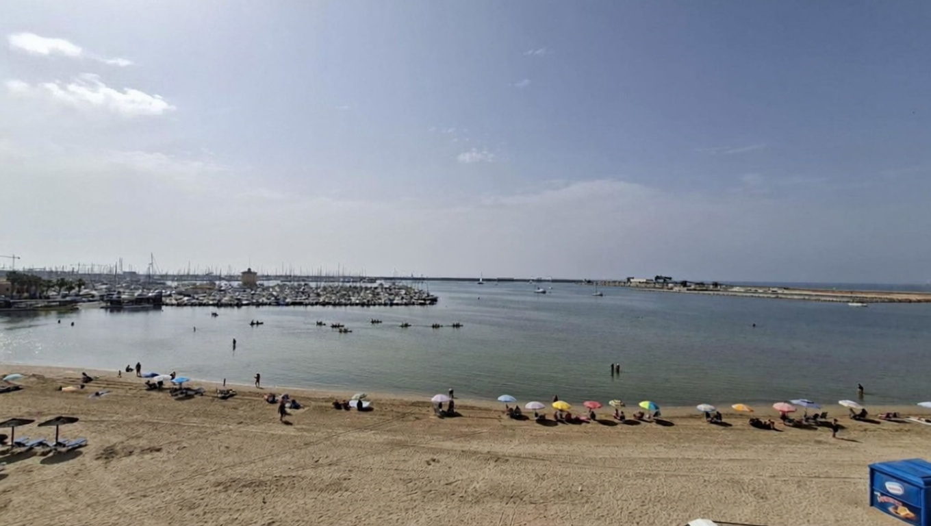 Beachfront flat in Torrevieja — Sea view