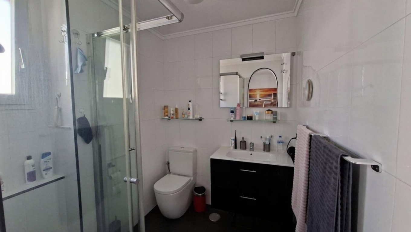 Beachfront flat in Torrevieja — Bathroom