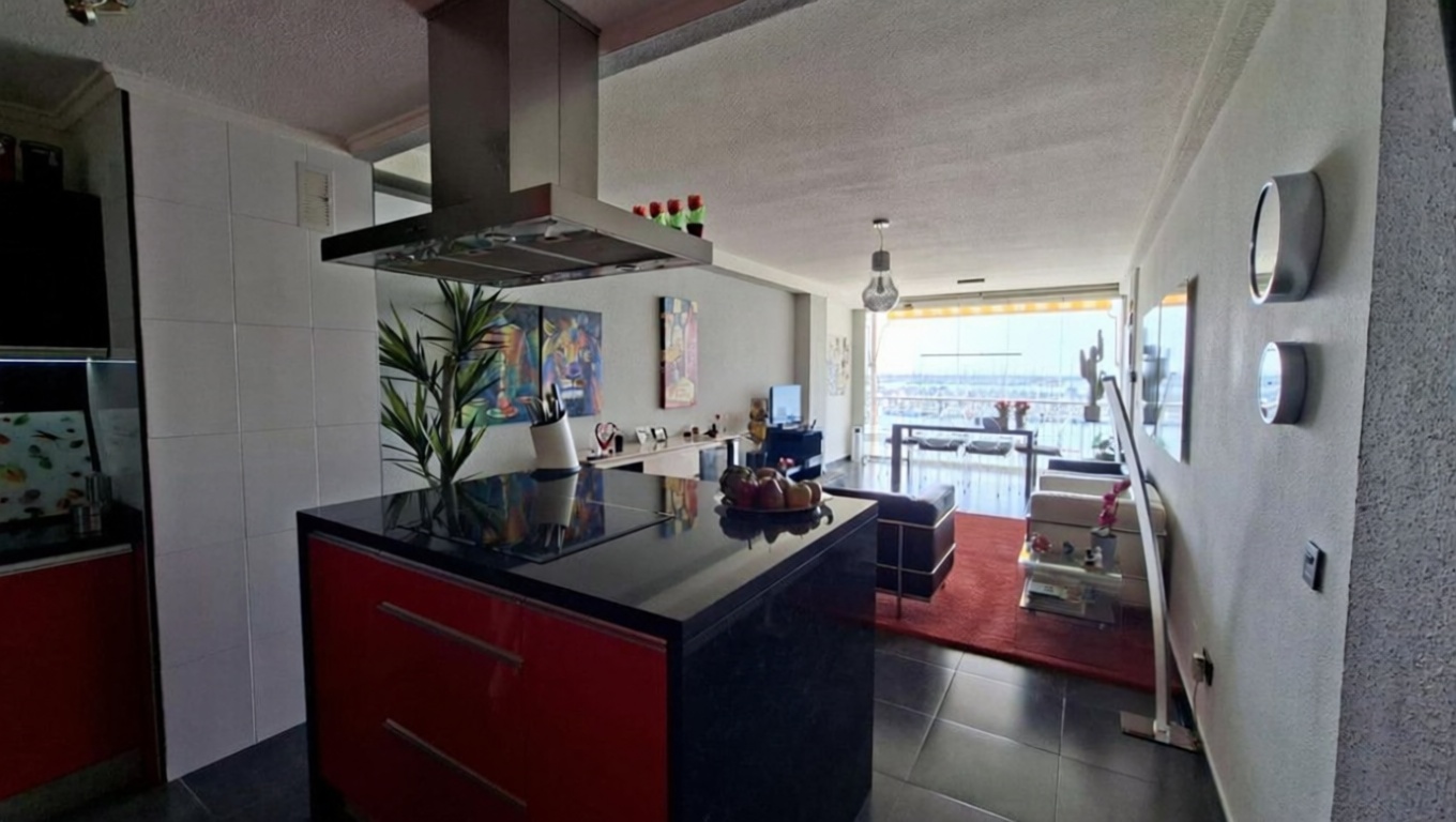 Beachfront flat in Torrevieja — Kitchen