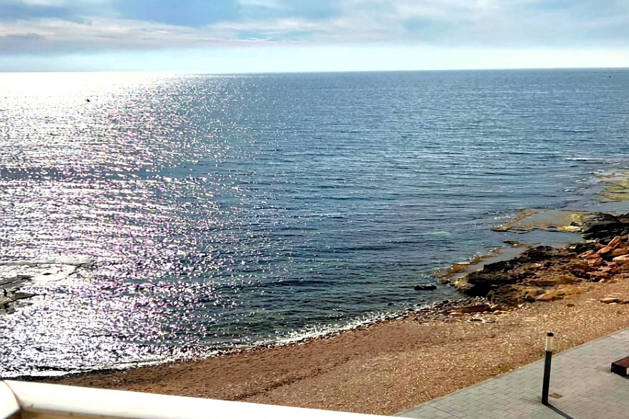 Wohnung in erste Strandlinie in Torrevieja — Meerblick