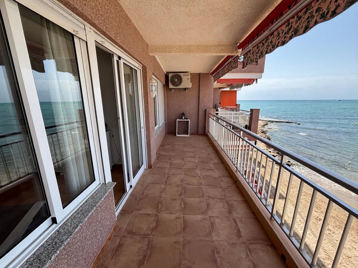 Appartement en première ligne de plage à Torrevieja — Terrasse mer