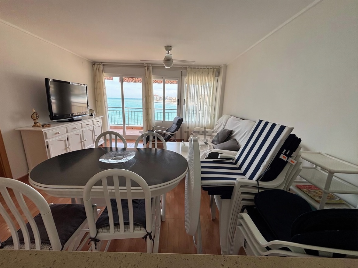 Appartement en première ligne de plage à Torrevieja — Séjour