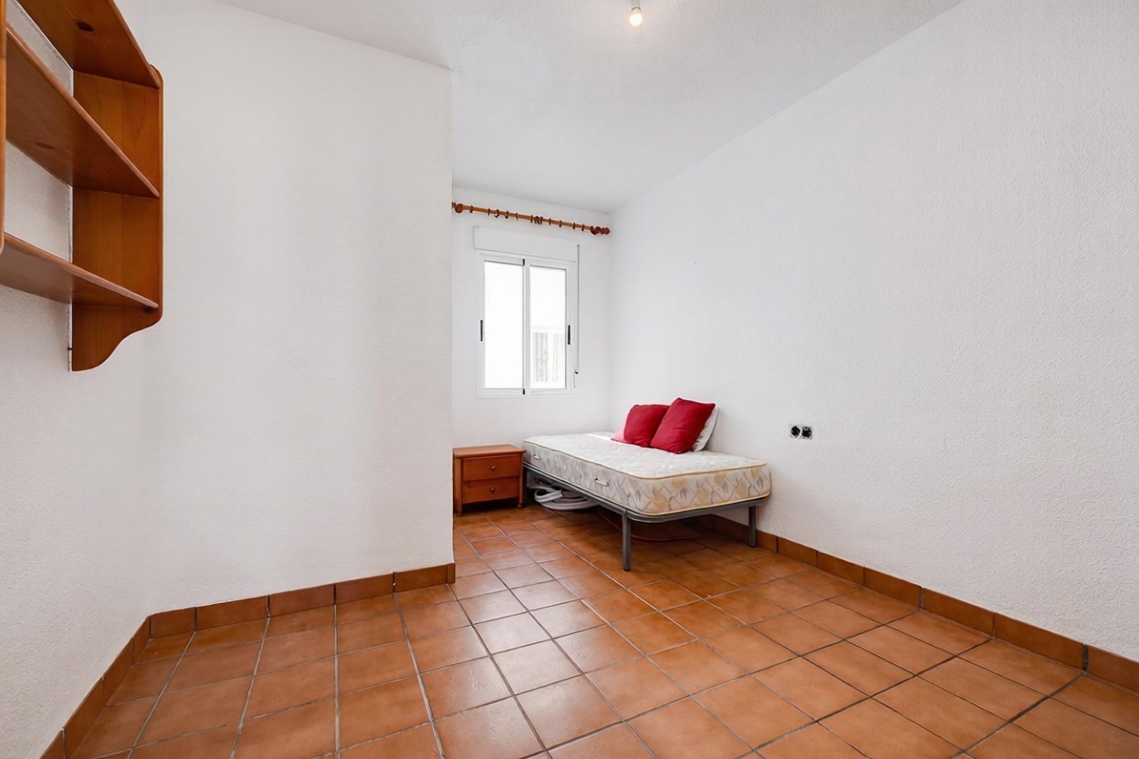 Apartamento em primeira linha de praia em Torrevieja — Quarto