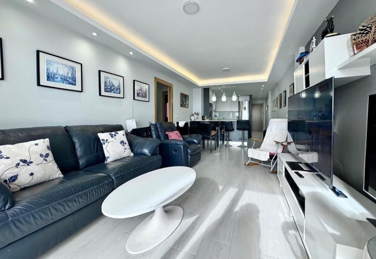 Apartamento em primeira linha de praia em Torrevieja — Sala