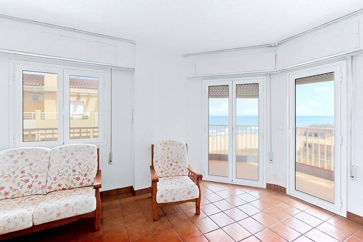 Ático en primera línea de mar en Torrevieja — Salón
