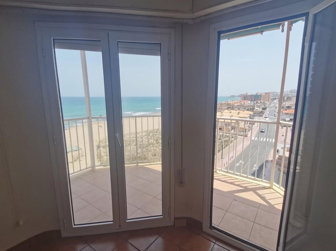 Beachfront flat in Torrevieja — Living room