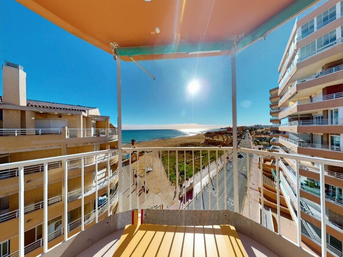 Beachfront flat in Torrevieja — Sea terrace