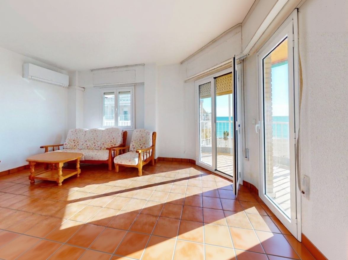Beachfront flat in Torrevieja — Living room