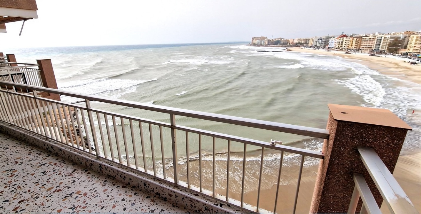 Wohnung in erste Strandlinie in Torrevieja — Meerterrasse