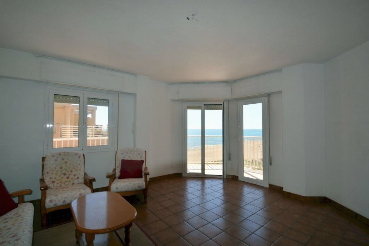 Apartamento em primeira linha de praia em Torrevieja — Sala
