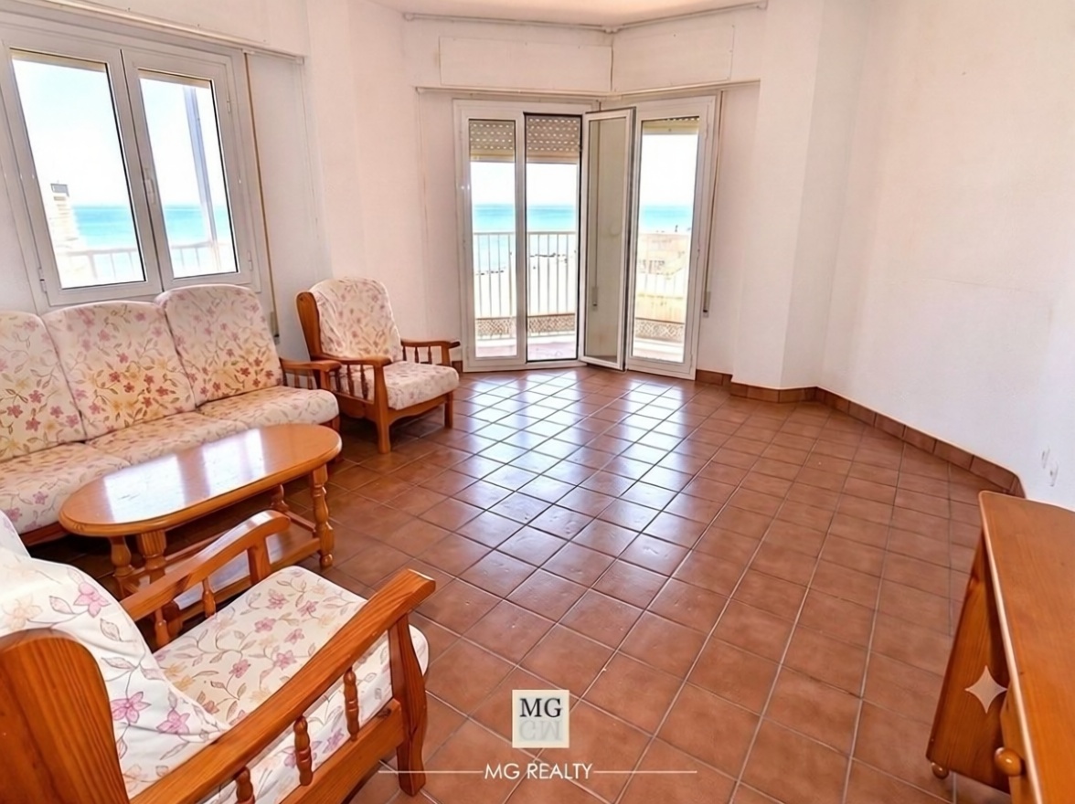 Beachfront flat in Torrevieja — Living room