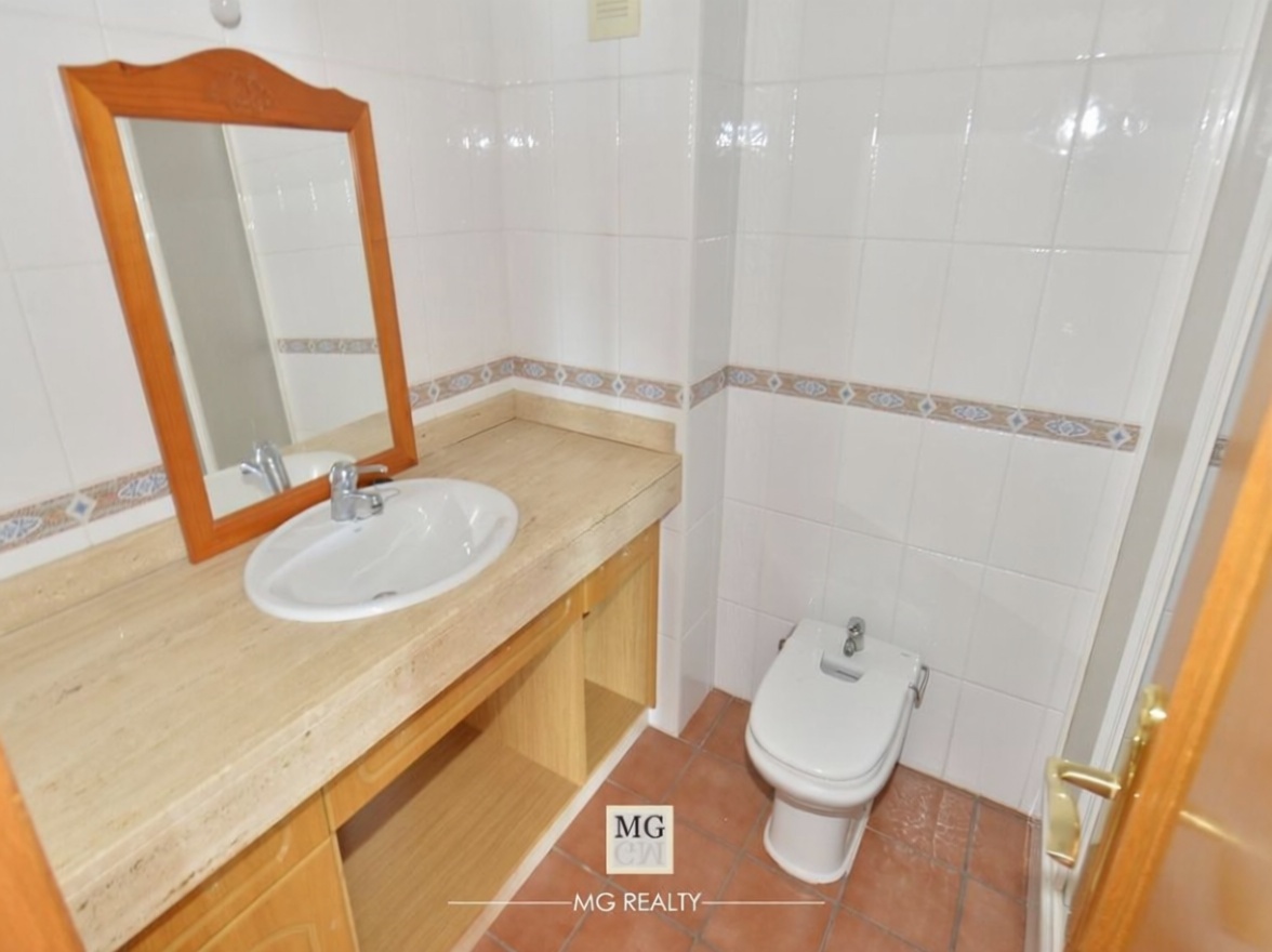 Beachfront flat in Torrevieja — Bathroom