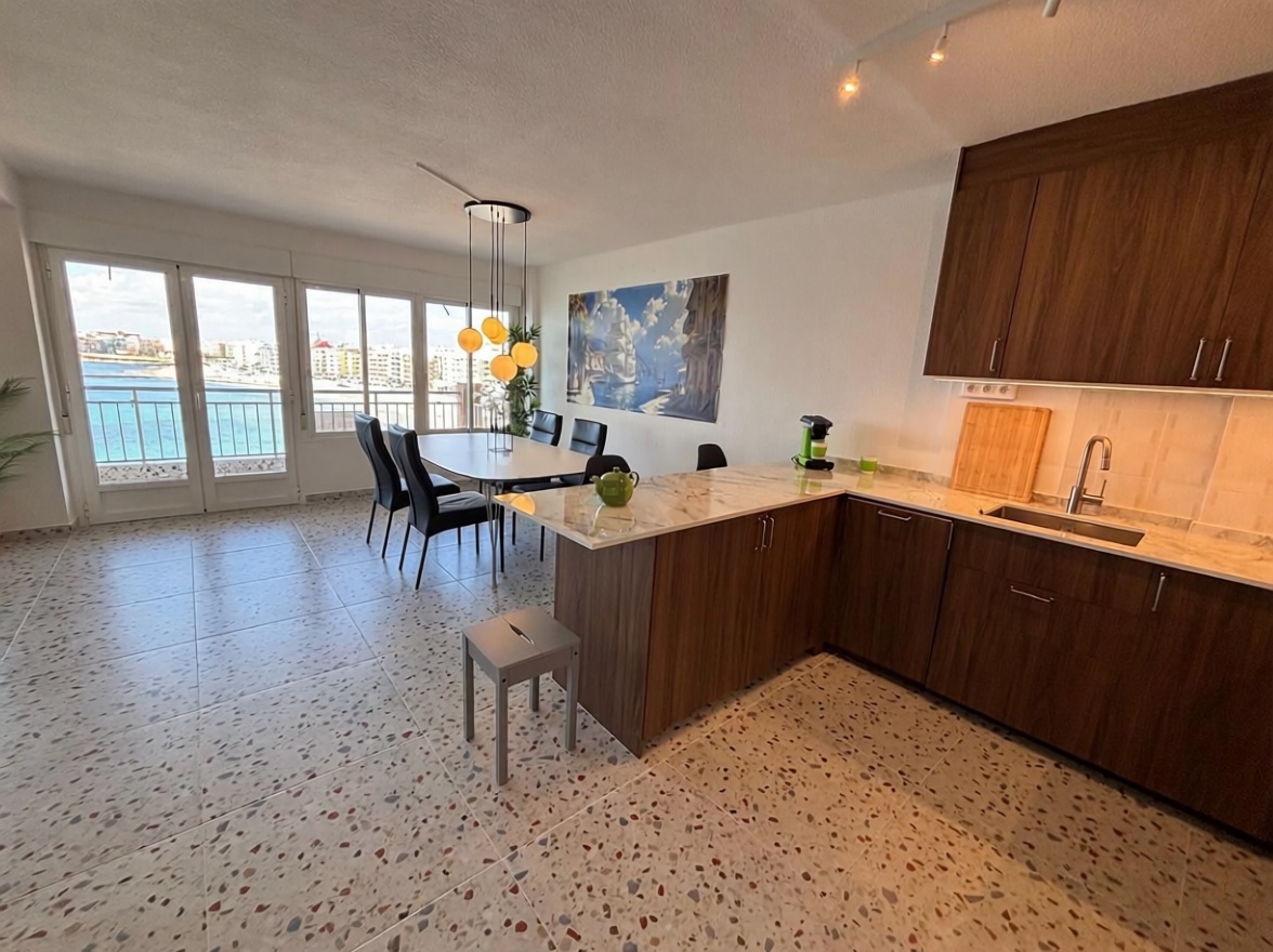 Apartamento em primeira linha de praia em Torrevieja — Cozinha