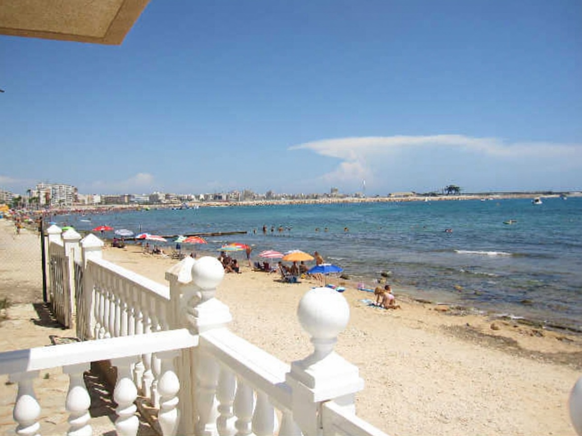 Beachfront flat in Torrevieja — Sea view
