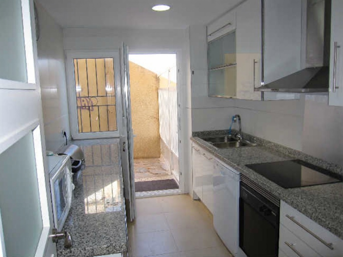 Beachfront flat in Torrevieja — Kitchen