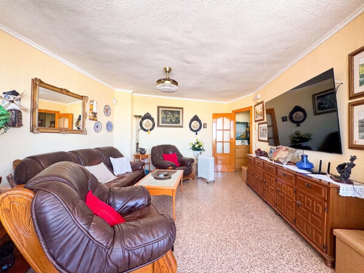Beachfront flat in Torrevieja — Living room