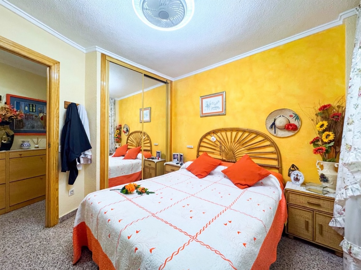 Beachfront flat in Torrevieja — Bedroom