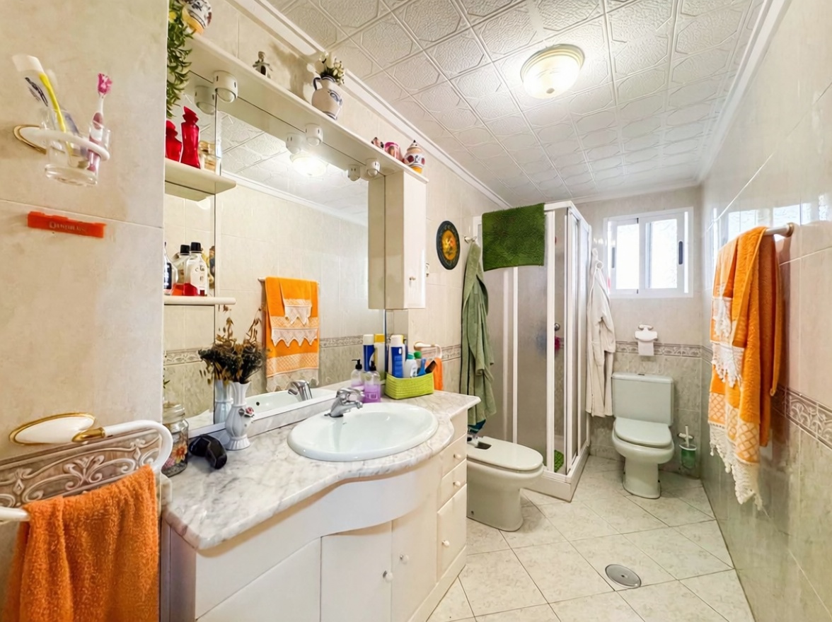 Beachfront flat in Torrevieja — Bathroom