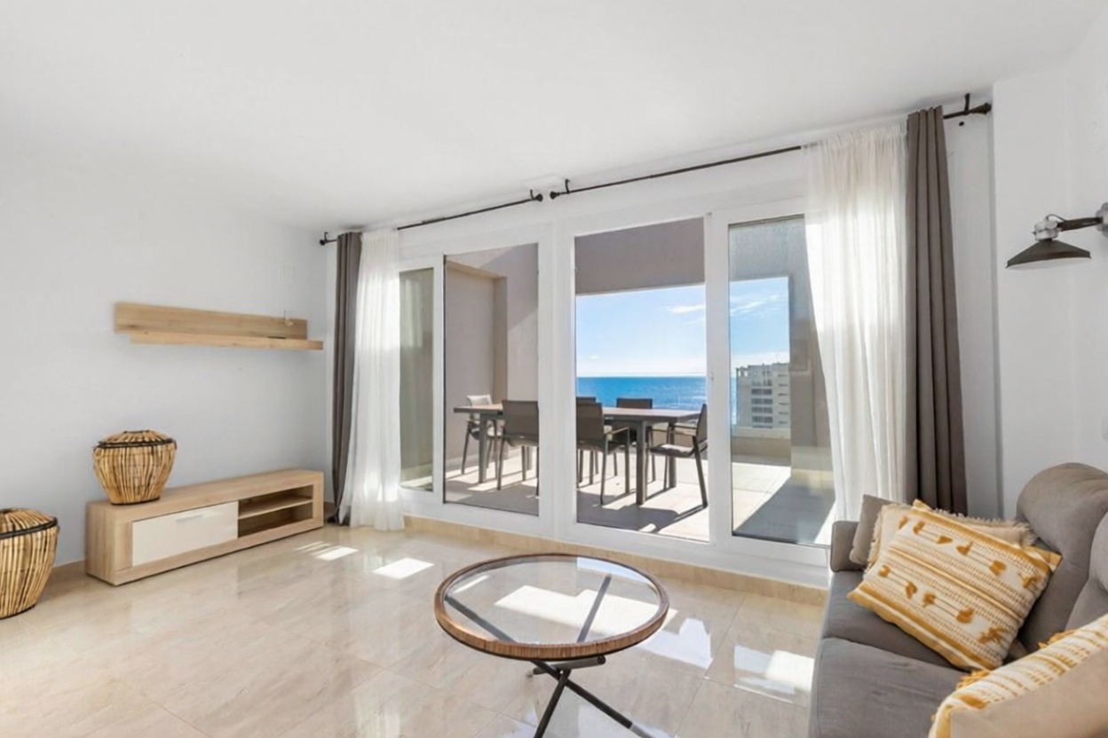 Ático en primera línea de mar en Torrevieja — Salón