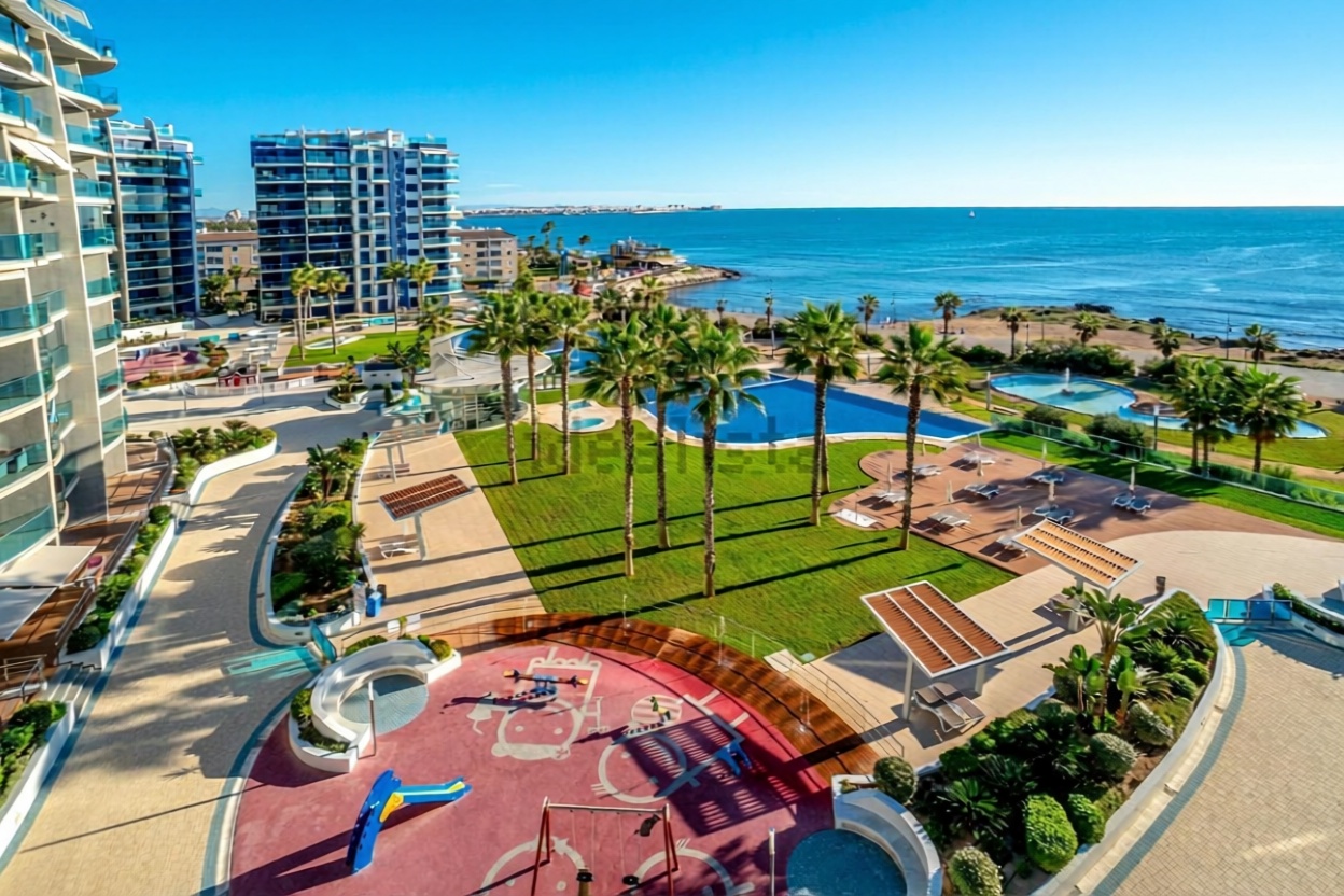 Beachfront flat in Torrevieja — Sea view