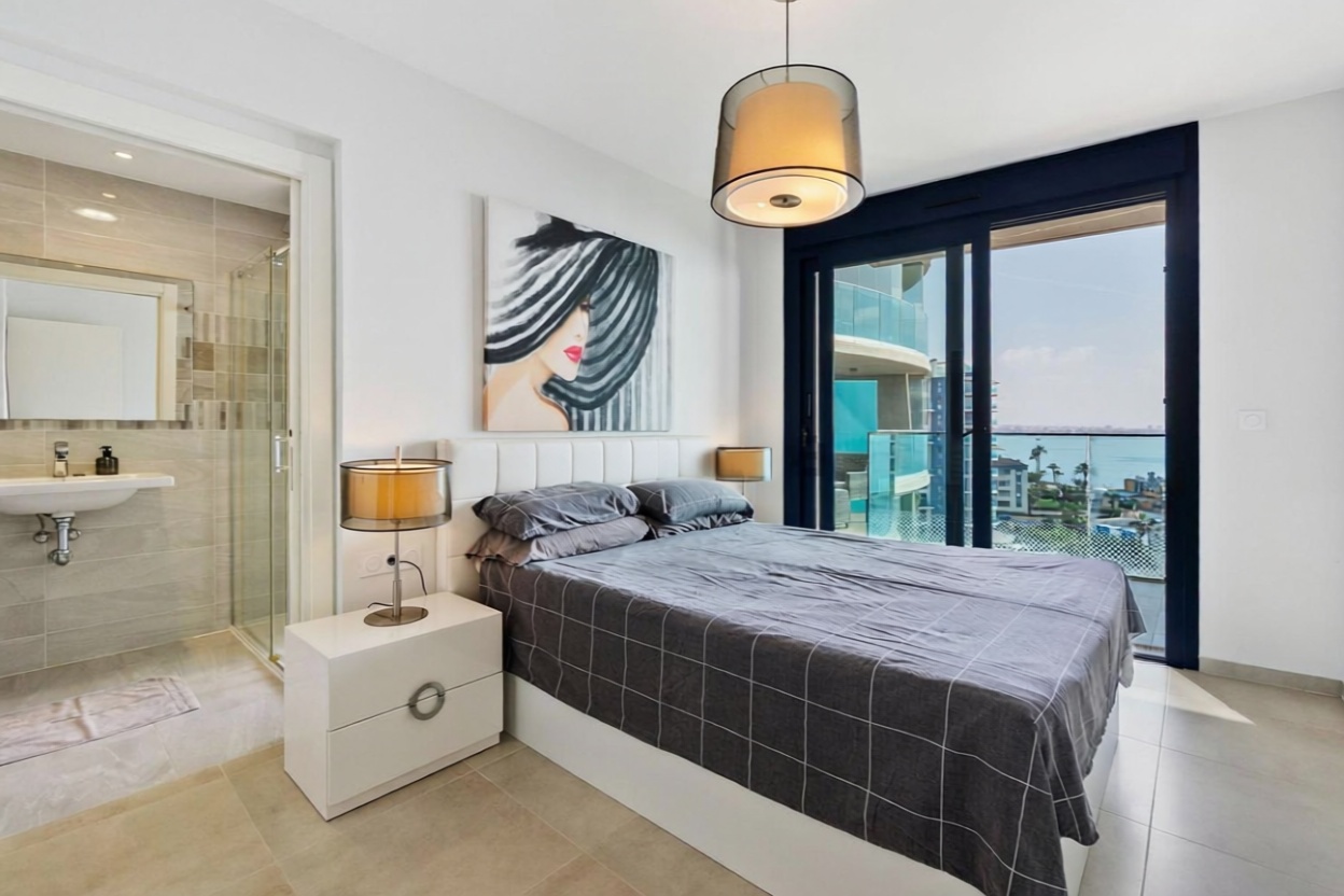Beachfront flat in Torrevieja — Bedroom