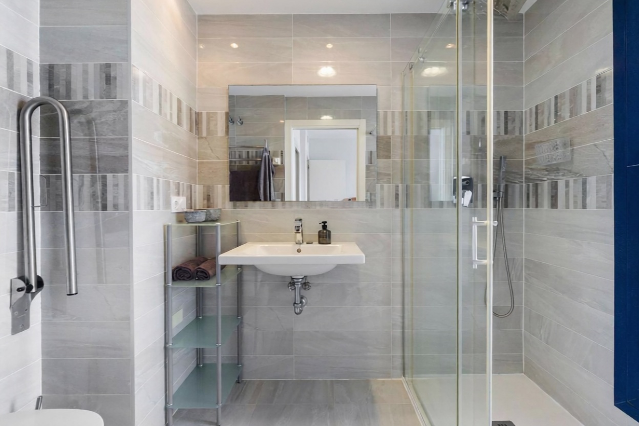 Beachfront flat in Torrevieja — Bathroom