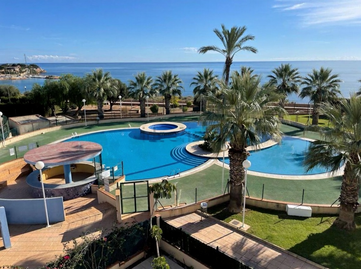Chalet with direct beach access in Orihuela — Pool