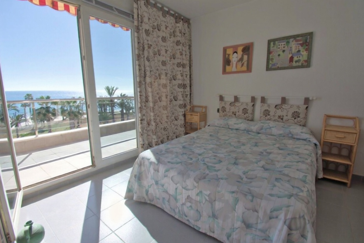 Piso en primera línea de playa en Orihuela — Dormitorio