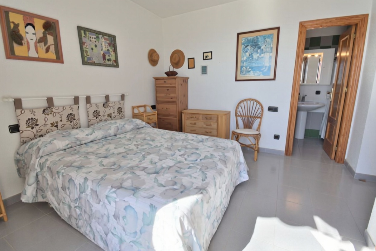 Piso en primera línea de playa en Orihuela — Dormitorio